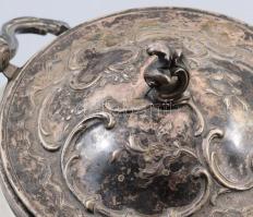 cca 1890, Victor Saglier (1809-1894) kekszkínáló. Savmaratott hutaüvegen aranyszínű kartusokban kézz...