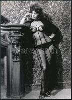 cca 1960 Sophia Loren intimben, 1 db modern nagyítás, jelzés nélkül, 21x15 cm