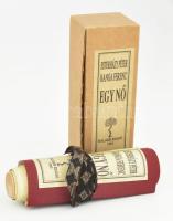 Esterházy Péter - Banga Ferenc: Egy nő. Esterházy Péter műve. Banga Ferenc grafikus rajzaival. Bp., 1993., Balassi kiadó. Első kiadás. Megjelent az ünnepi könyvhétre. Megjelent 3000 példányban, ebből 100 számozott példány, de ez számozatlan. Kiadói tartófára pergamenszerűen feltekert, zsínórral átkötött papírtekercs, kiadói kartondobozban. papírtekercs, kiadói kartontokban.