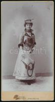 cca 1900 Nagybecskerek (Veliki Bečkerek, ma Zrenjanin), hölgy biciklis tematikájú jelmezben a Nagybecskereki Kerékpár Egylet farsangi bálján, kabinetfotó Oroszy Lajos műterméből, kissé foltos, 20,5x11 cm
