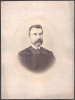 Darányi János (1819-1889) orvos portréja; az 1848-49-es forradalom és szabadságharcban a 49. honvédzászlóalj főorvosa, Buda bevételekor osztályos főorvos, majd a komáromi kórházak igazgató főorvosa; a szabadságharc után Balassa János sebész, egyetemi tanár mellett tanszéki segédként működött, 1858-ban Arad város főorvosa lett, 1860-ban a megyei kórház igazgató főorvosa is volt; 1861-től 1881-ig az általa alapított és utána elnevezett magánkórházat vezette, mint igazgató-tulajdonos; 1883-ban főorvosi működésének 25 éves jubileuma alkalmából a Ferenc József-rend lovagkeresztjével tüntették ki. Nagyméretű fotónyomat, kartonon, kissé foltos, 22x17,5 cm, teljes méret: 33x25 cm.