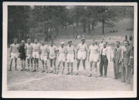1942 Munkaszolgálatosokból és katonákból álló futballcsapat, a hátoldalon feliratozott fotó, 6x9 cm