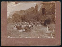 cca 1920-1930 Piknik a solymosi várban (Erdély), kartonra ragasztott fotó, sérült, 8x11 cm