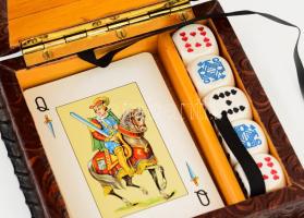 Kártya és dobókocka szett, bőrműves dobozban, 11,5x11,5 cm