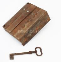 Antik kapuzár, cca 19. sz. második fele, pótlással, kulccsal, 17x13 cm