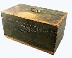 I. világháborús katonaláda, kulccsal, sérüléssel, 59x33x32 cm
