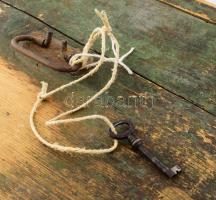 I. világháborús katonaláda, kulccsal, sérüléssel, 59x33x32 cm