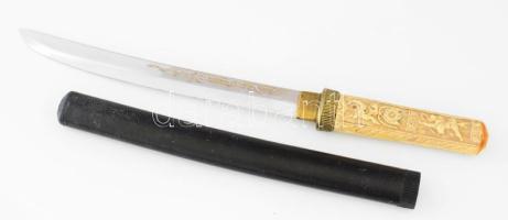 Japán tantó jellegű fantázia tőr, plasztikus motívumokkal díszített, csont utánzatú markolattal, hüvellyel, a markolat végén hiánnyal, h: 43,5 cm