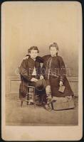 cca 1865 Széken ülő pár portréja. Vizitkártya Szentkuty István fényképészeti intézetéből, díszes versoval, folttal 10,5x6 cm