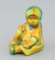 Zsolnay kisplasztika - üldögélő kendős kislány kosárral. Terv.: Sinkó András, eozin mázakkal festett öntött finomfajansz. Jelzett (pajzspecsét), kopással, 7 cm