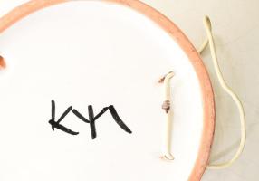 Kerezsi Gyöngyi (1943-): Geometrikus mintás nagyméretű falitál. Jelzett, hibátlan, 35x35 cm /// KIZÁ...