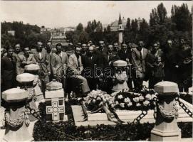1936 Bucharest, Bukarest, Bucuresti, Bucuresci; Román labdarúgó válogatott az ismeretlen katona sírjánál a temetőben, focisták / Romanian national football team at the Tomb of the Unknown Soldier in the cemetery, football players, sport. photo (13,2 x 9,8 cm) (non PC) (ragasztónyomok / glue marks)