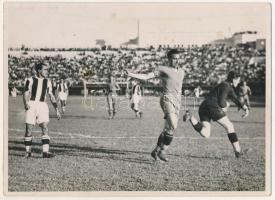 1938 Bucharest, Bukarest, Bucuresti, Bucuresci; RIPENSIA Temesvár - FC Rapid (Bucuresti) 2:0 (1:0) labdarúgó mérkőzés, Petrica Radulescu, Dobay, focisták a meccsen. J. Berman felvétele / RIPENSIA FC Timisoara - RAPID FC football match, players, spot. photo (18,1 x 13,2 cm) (non PC) (fl)