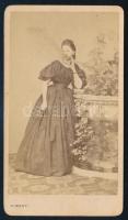 cca 1865 Hölgy portréja. Vizitkártya Simonyi pesti műterméből, díszes versoval, 10,5x6 cm