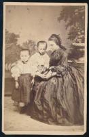 cca 1865 Édesanya gyermekeivel. Vizitkártya Licskó és Schneider pesti műterméből, sh., 9,5x6,5 cm