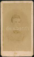cca 1865 Kisfiú portréja. Vizitkártya feliratozva, folttal, sh., 10,5x6,5 cm