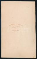 cca 1865 Elegáns hölgy portréja. Vizitkártya Auerbach és Kózmata aradi műterméből, 10x6,5 cm