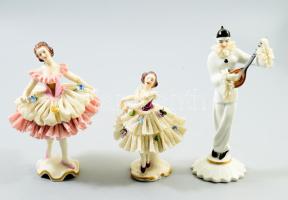 Alteste Volkstedt 2 darab balerina és egy bohóc. Jelzett, szoknyákon és hangszeren sérüléssel, m: 14,5 cm