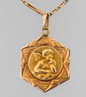 Arany (Au) nyaklánc, puttó alakos medállal, jelzés nélkül, csatnál szakadt, nettó 3,3g