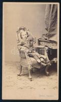 cca 1865 Kisszékben ülő fiú portréja. Vizitkártya Knebel Ferencz szombathelyi műterméből, 10,5x6 cm