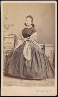 cca 1865 Hölgy egészalakos portréja. Vizitkártya Szentkuty István pesti műterméből, díszes versoval, 10,5x6 cm