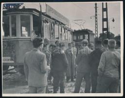 Budapest, Fővárosi Könyvtár mozgókönyvtára, villamos MKP felirattal, fotó, 8,5×11 cm