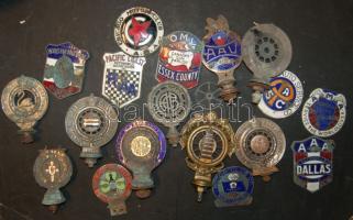 Sulkowky Zoltán és Bartha Gyula motorosok 1931-1937 közötti föld körüli útjának emlékei: Katonai löszeresládában 120 darab jelvény különböző automobil-kluboktól, amelyek a motorosok Harley Davidson-ján voltak az út során. Illetve számos jelvény a Los Angelesi Olimpiáról. Érdemes utánaszámolni! / Wonderful collection of two motorbiker Sulkowky Zoltán and Barthy Gyula who went around the world on Harley Davidson between 1931-1936. More than 120 badges of local automobile clubs around the world with rarities and badges from the Los Angeles Olympic games. All the badges were on the motorbike.