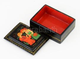 Paleh, orosz lakkfestett ékszeres doboz, kézzel festett mesejelenettel, 6x4,5 cm