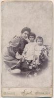 cca 1898 Gerő Ödön (1863-1939) újságíró felesége, Hermann Leontin és két gyerekük, feltehetően lánya Gerő Zsófia (1895-1966) kisgyerekként és egy csecsemő (Gerő András későbbi építész?) nyakában játékkarikával, vintage keményhátú fotó Szigeti budapesti műterméből, kopásnyomokkal, karton sarkaiban kissé sérült, 21x11,5 cm