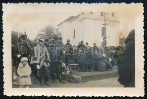 1933 Kisbér, hősi emlékmű avatása főtisztekkel, csendőrrel, fotó, foltos, 5,5×7,5 cm