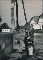 cca 1930-1940 Szendrő István (1908-2000): Népviseletben a gémeskútnál, hátoldalon pecséttel jelzett ...
