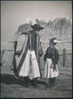 cca 1930-1940 Szendrő István (1908-2000): Hortobágyi pásztor és fia, hátoldalon pecséttel jelzett fotó, 24×17 cm