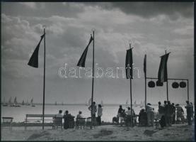 cca 1930-1940 Szendrő István (1908-2000): Nemzetközi vitorlásverseny a Balatonnál, hátoldalon pecséttel jelzett fotó, 17×23 cm