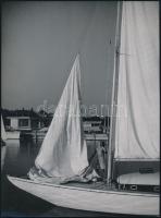 cca 1930-1940 Szendrő István (1908-2000): Vitorláshajó a Balatonon, hátoldalon pecséttel jelzett fot...