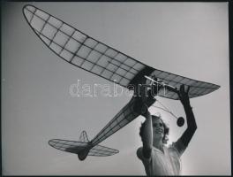 cca 1930-1940 Szendrő István (1908-2000): Robbanómotoros modellrepülővel, hátoldalon pecséttel jelzett fotó, 17×22 cm