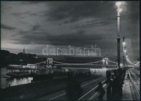 1938 Szendrő István (1908-2000): Budapest, Lánchíd díszkivilágítása, hátoldalon pecséttel jelzett fotó, 17×23 cm