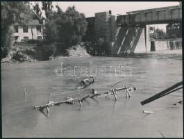 1945 Szendrő István (1908-2000): Hajóroncsok a folyóban, Kerecsend, vasúti híd, hátoldalon pecséttel...