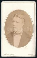 1875 Zürich, Gere Kálmán (Coloman Gere) portréja, vizitkártya Louis Zipfel műterméből, a hátoldalon feliratozva, alja vágott, 10x6,5cm