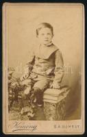 cca 1890-1900 Kisfiú portréja, vizitkártya Kemény Jenő sátoraljaújhelyi műterméből, 10,5x6,5 cm