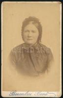 cca 1890 Idős hölgy portréja, vizitkártya Boronkai (Boronkay) Benő budapesti műterméből (IV. ker. Magyar utcza 25 sz.), pecséttel jelzett, a hátoldalon feliratozva, 10,5x6,5 cm (Ritka műterem!)