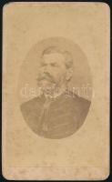 cca 1865 Előkelő úr (Forgó Mihály) portréja, vizitkártya Mihály József egri műterméből, a hátoldalon feliratozva, kissé foltos, 10x6 cm