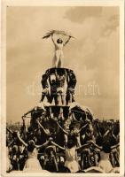 Budapest XIV. A Népstadion ünnepélyes megnyitója, Szabadság-szobor ember gúla. Bartal Ferenc felvétele. Képzőművészeti Alap Kiadóvállalat / Festive inauguration of the People's Stadium, human pyramid formation exercise (gyűrődés / crease)