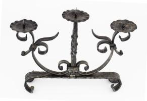 Kovácsoltvas háromágú gyertyatartó, 37x29 cm