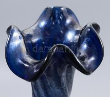 Irizáló felületű csavartbordás szakított üvegváza, jelzés nélkül, kopással, m: 31 cm