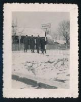 cca 1940 Magyar katonák az erdélyi Maroskövesd község helységnévtáblájával, fotó, 7×5 cm