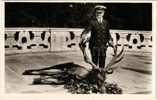 Vitéz Nagybányai Horthy Miklós, Magyarország kormányzója az általa lőtt szarvasbikával a gödöllői Királyi kastély teraszán / Regent Admiral Miklós Horthy with trophy stag