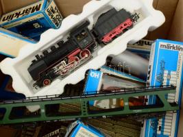 Marklin H0 doboznyi modell vasút gyűjtemény, 10 db kocsi, sínek, stb