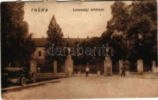 Tolna, Lovassági laktanya, katonák, automobil. Kiadja Özv. Bauer Ádámné (EB)