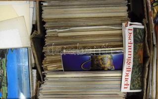 Kb. 4000 db főleg MODERN motívum képeslap egy dobozban / Cca. 4000 mainly modern motive postcards in a box