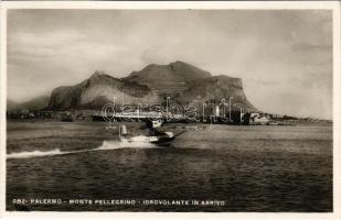 Palermo, Monte Pellegrino, idrovolante in arrivo / arriving seaplane, hydroplane